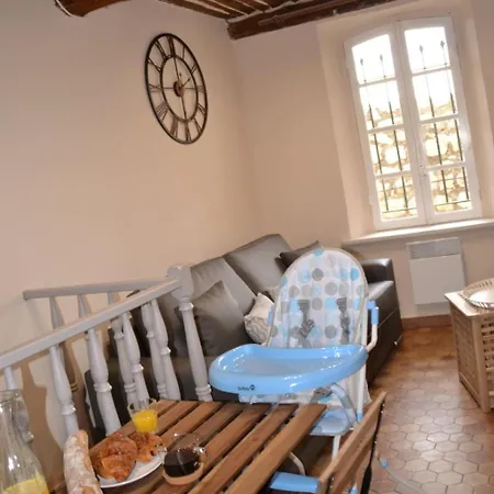 Lovely In Old Town Of 3 Pers Апартаменти Антіб